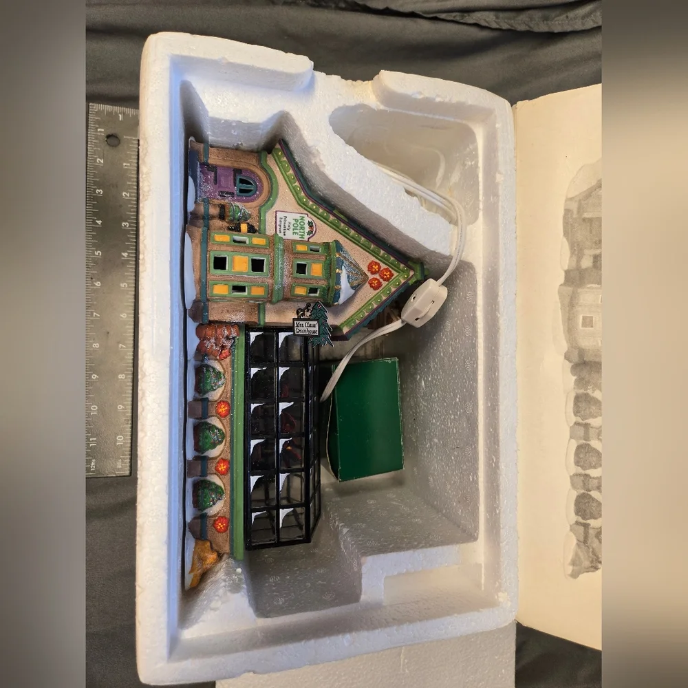 Mrs Claus' Greenhouse - Picture 2 of 7